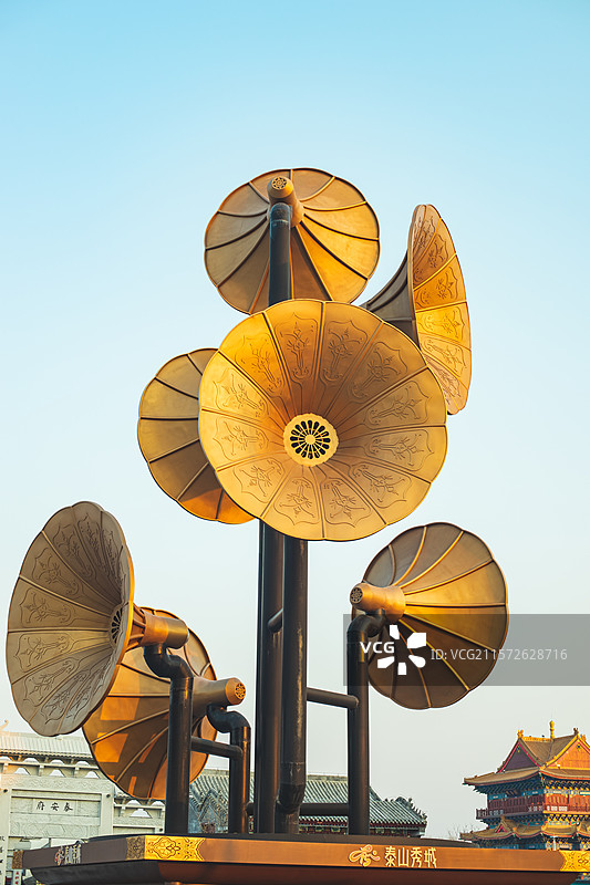 中国山东泰山泰安秀城民国风旅游景区，电线杆子上的喇叭留声机扬声器设备，户外白昼无人图像摄影图片素材