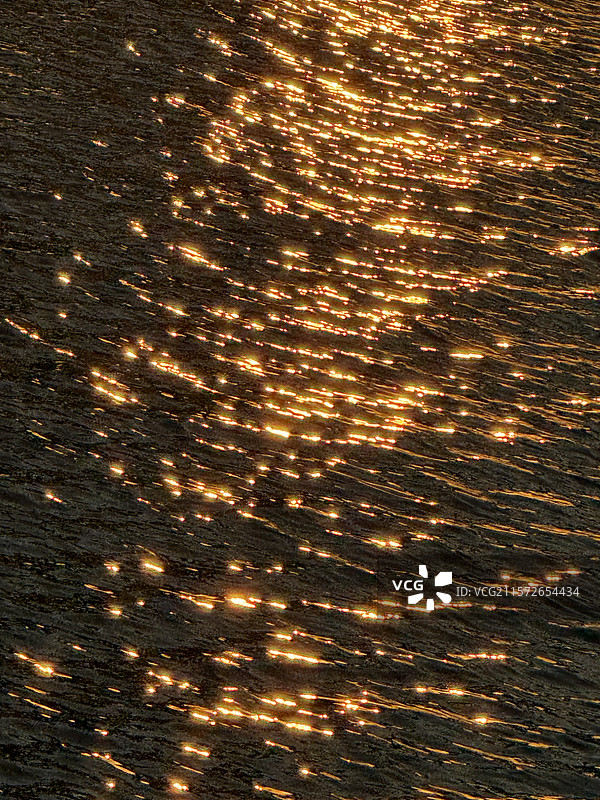 波光粼粼的湖面图片素材