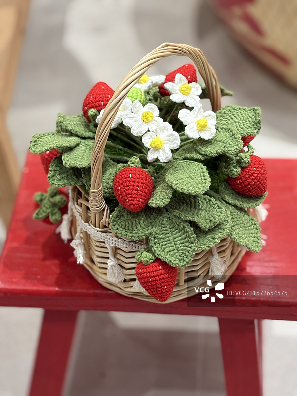 手作的一篮子草莓，潮汕钩织图片素材