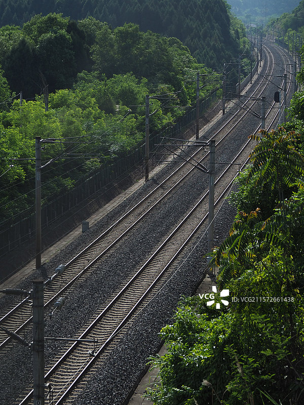 铁路从青山中穿出图片素材