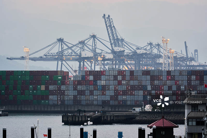 深圳盐田港码头集装箱货轮吊装作业图片素材