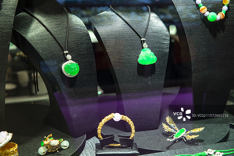 琳琅满目的珠宝玉石图片素材