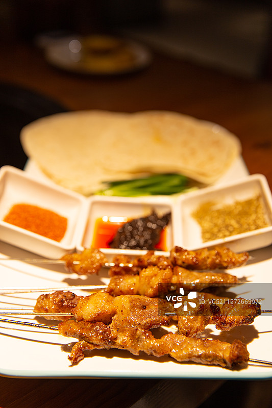 淄博烧烤小饼卷肉串葱段图片素材