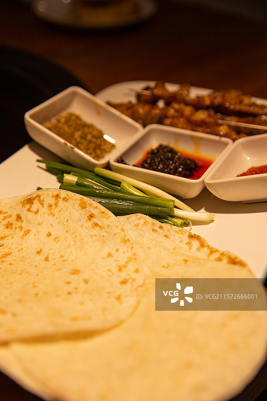 淄博烧烤小饼卷肉串葱段图片素材