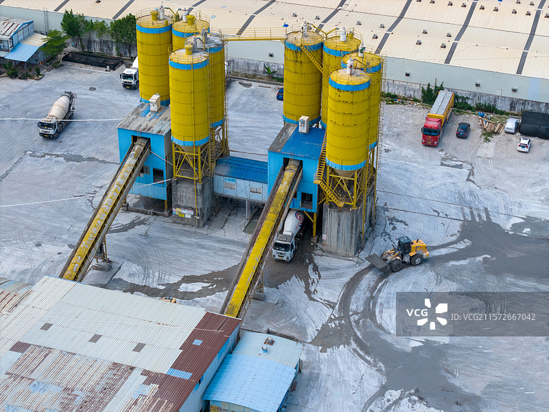 航拍视角下的水泥搅拌厂图片素材