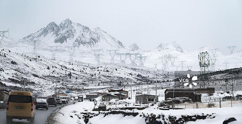 川西折多山一路上的连绵雪山图片素材