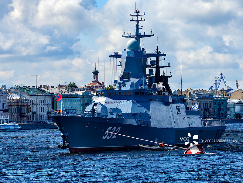 俄罗斯圣彼得堡涅瓦河中停泊的守护级护卫舰"敏捷号"图片素材