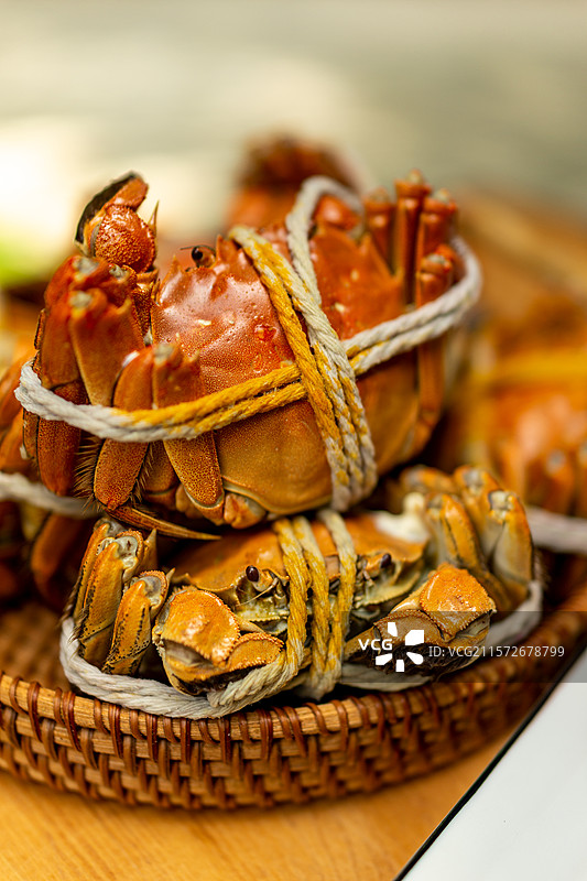 竖版照片中秋国庆六月黄大闸蟹螃蟹食物特写图片素材