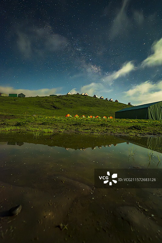 川西九顶山夏季的夜晚银河图片素材