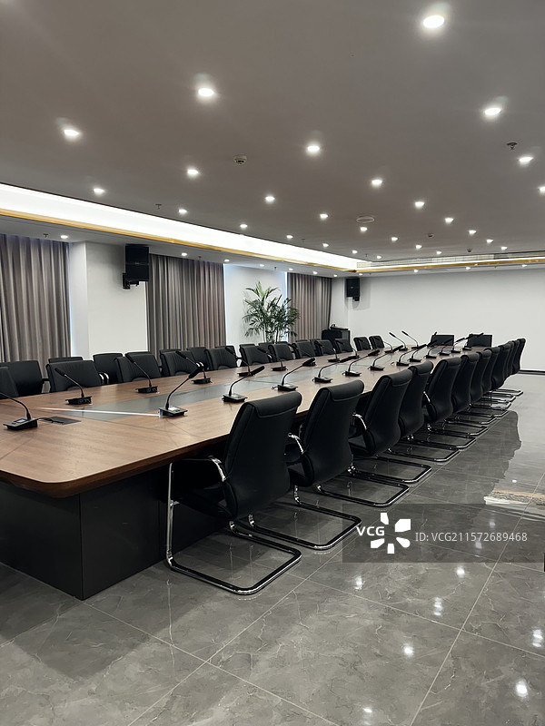 宽敞明亮的无人会议室图片素材