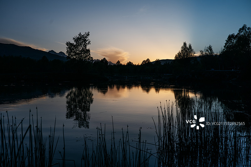 川西雪山下的湖泊图片素材