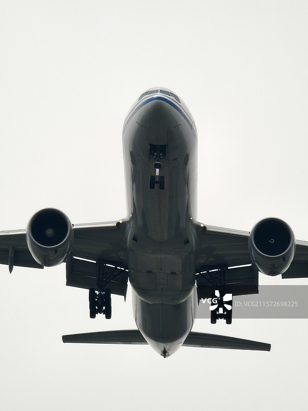 首都机场降落的飞机特写图片素材