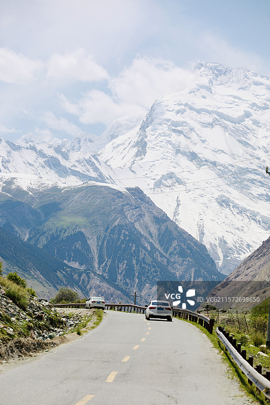 2025年6月6日，克州奥依塔克冰川公园，蓝天艳阳，喀什出游尽享北疆风光。图为景区公路巍峨雪山冰川。图片素材