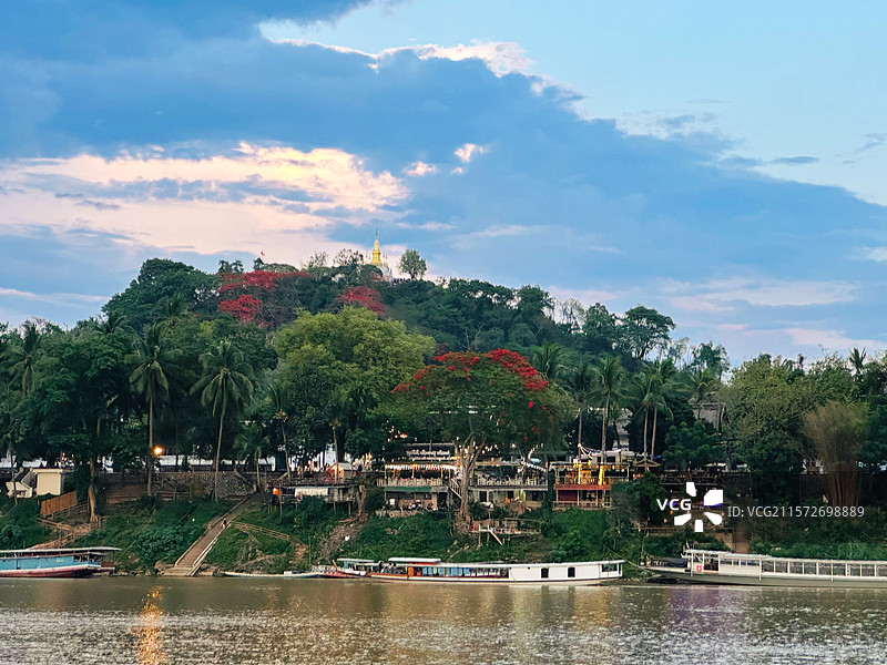 湄公河游船上观普西山图片素材