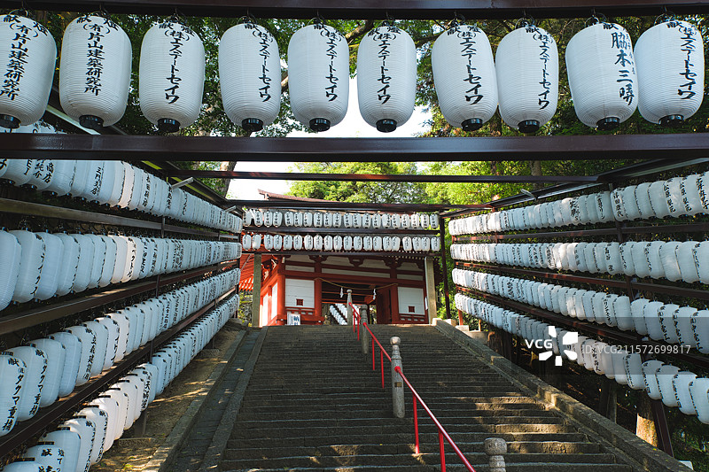 日本冈山吉备津神社，参道台阶与悬挂的灯笼图片素材