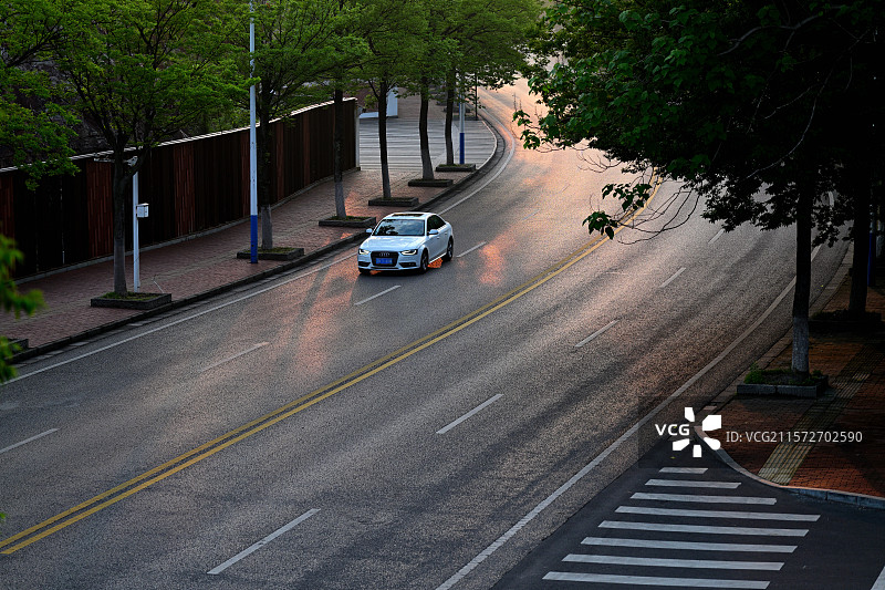 早晨的道路，行驶的汽车，道路，江苏无锡宜兴图片素材