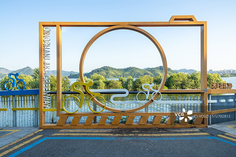 临安青山湖绿道自行车骑行标志牌图片素材