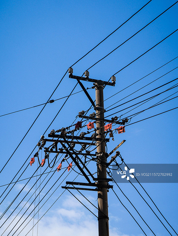 白云之上的电线杆图片素材