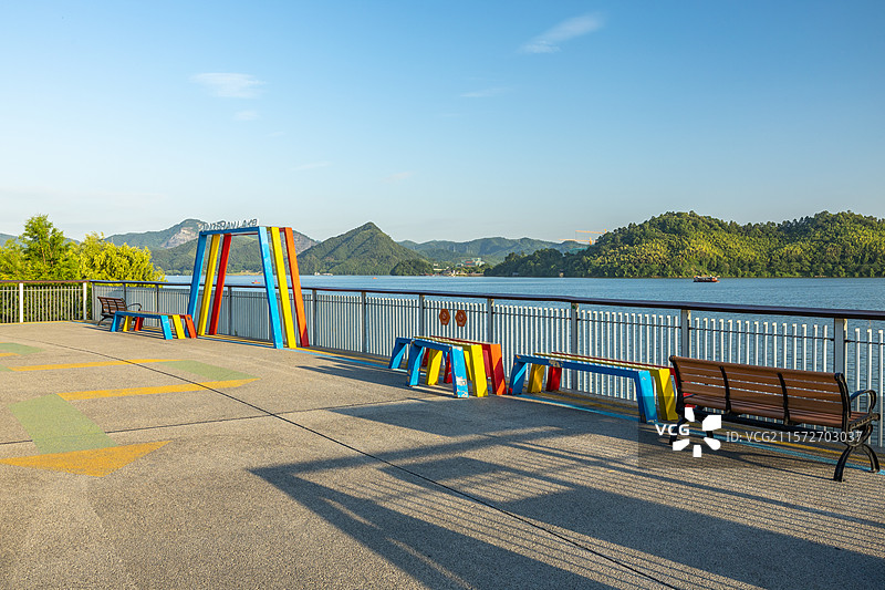 临安青山湖绿道观光休息区图片素材