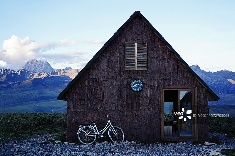 川西甘孜 旅游风光 日照金山 房屋自行车图片素材