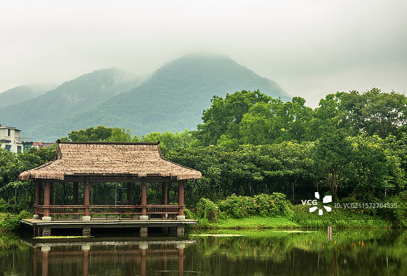 雨后的杭州塘栖丁山湖，凉亭与后面的超山遥相呼应。图片素材