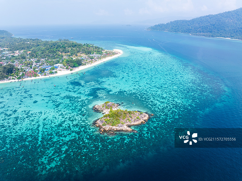 泰国南部海岛Lipe岛，丽贝岛，热带海岛航拍图片素材