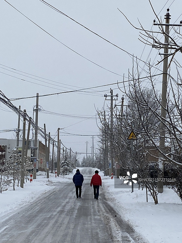 父母冬日踏雪散步图片素材