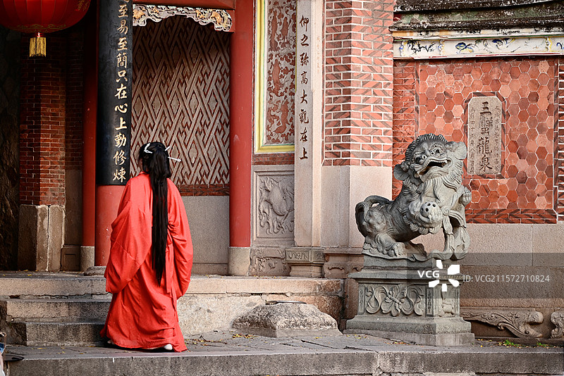 福建泉州武当山真武庙的汉服美女图片素材