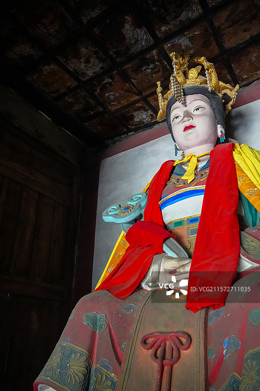 山西省吕梁市文水县，则天庙正殿内供奉的武则天塑像和神龛图片素材
