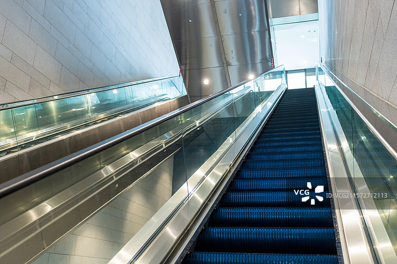 现代城市建筑的电梯图片素材