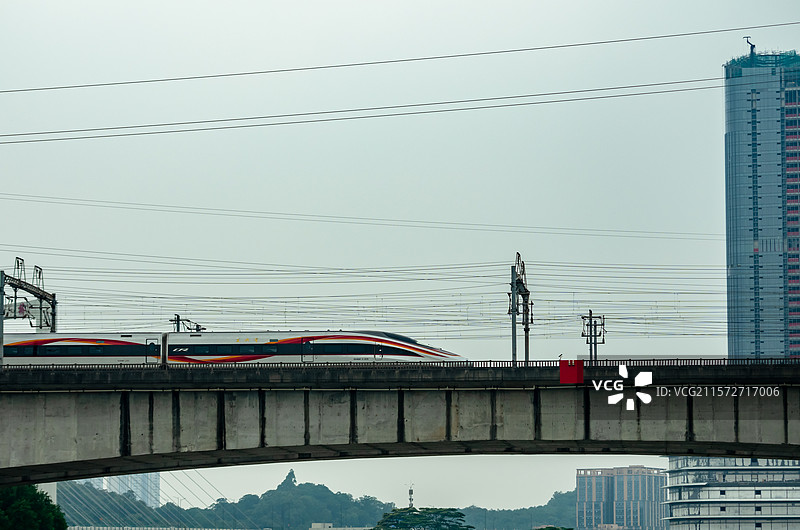佛山桂城街道三山森林公园拍摄的高铁铁轨和高铁图片素材