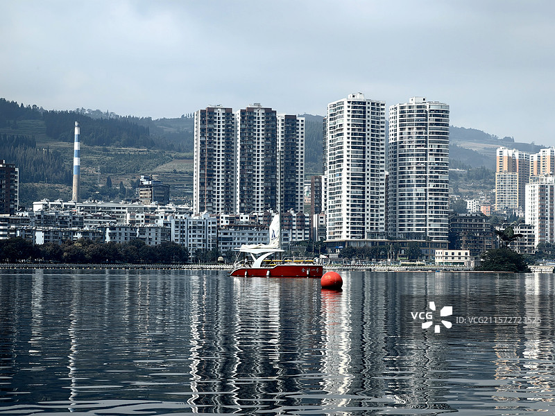 云南“小香港”：个旧金湖的静谧与繁华图片素材