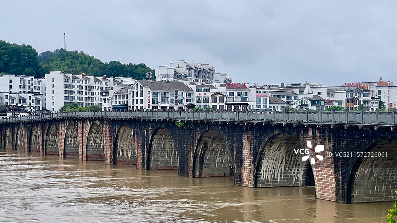 阴天的歙县新安江太平桥图片素材