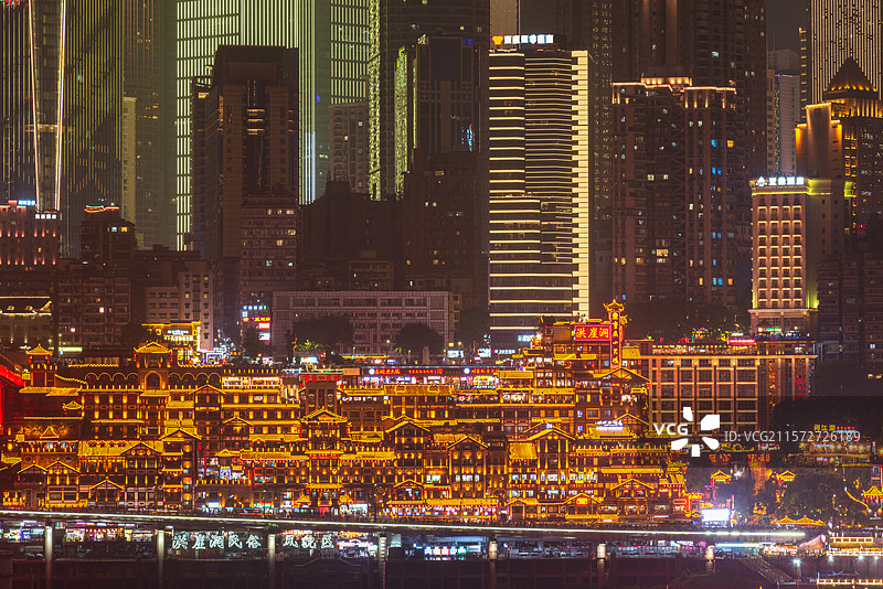 重庆渝中区现代建筑与洪崖洞民俗风貌区复古吊脚楼繁荣城市景观夜景图片素材