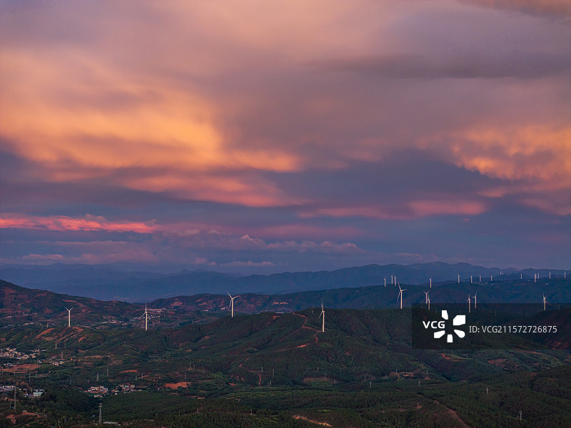 四川攀枝花迤沙拉朝霞和风力发电机图片素材