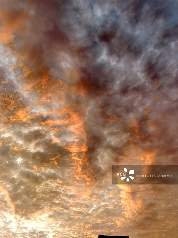 今天早上的朝阳初升的朝阳犹如火红的凤凰涅槃重生，带来无尽活力与激情‌。图片素材