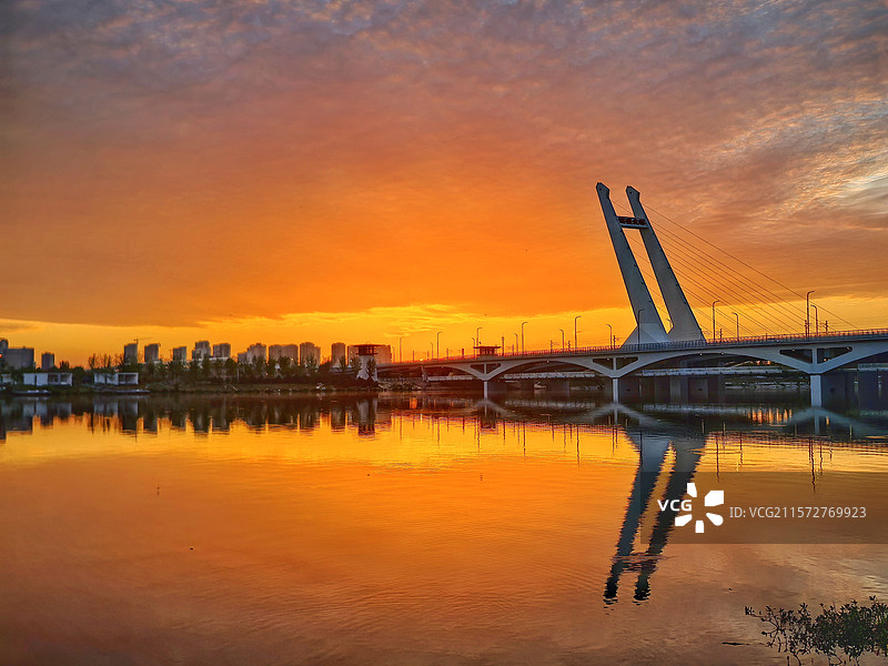 落余辉下的灞渭桥图片素材