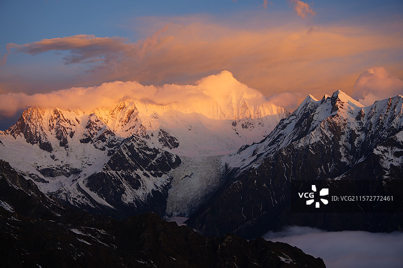 二层山遥望贡嘎群峰日照金山图片素材
