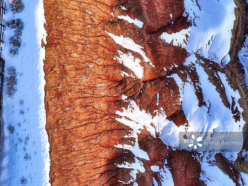 甘肃张掖七彩丹霞雪覆盖的红色岩石山图片素材