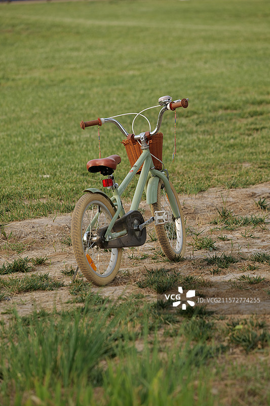 小朋友在衡水湖玩耍骑的自行车图片素材