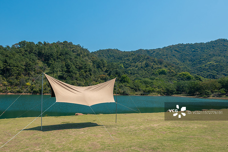 湖畔露营帐篷图片素材
