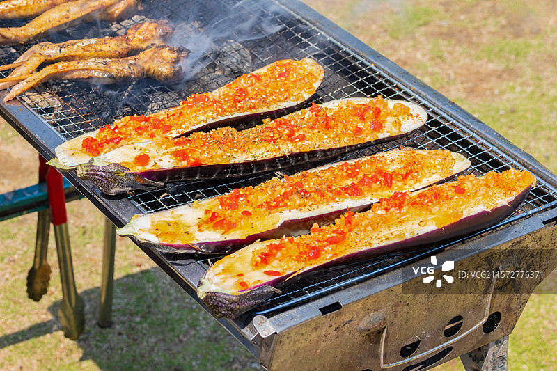 户外烧烤上的烤茄子图片素材