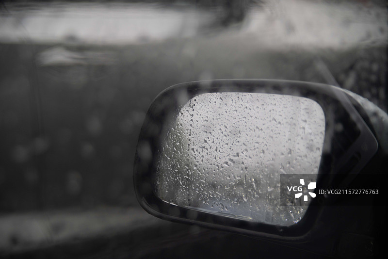 雨中后视镜图片素材