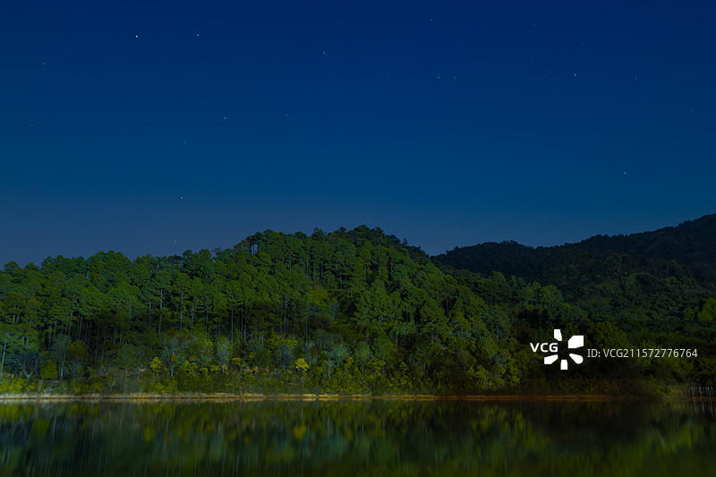 广东惠州水库夜晚山湖风光图片素材