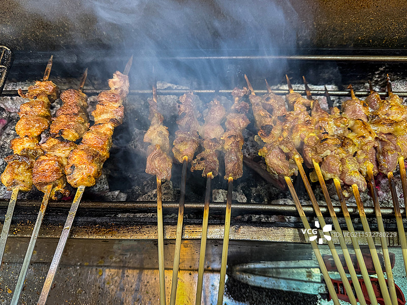 初夏扬州新疆巴郎子烤肉摊上对的烤羊肉串图片素材