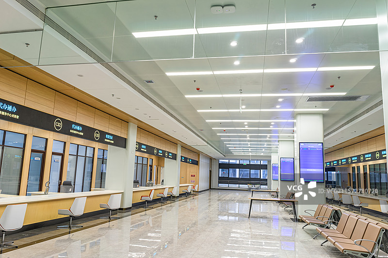 中国市民之家市政服务中心大厅，社会保险银行窗口办理业务，代办通办营业厅柜台服务窗口，室内无人图像摄影图片素材