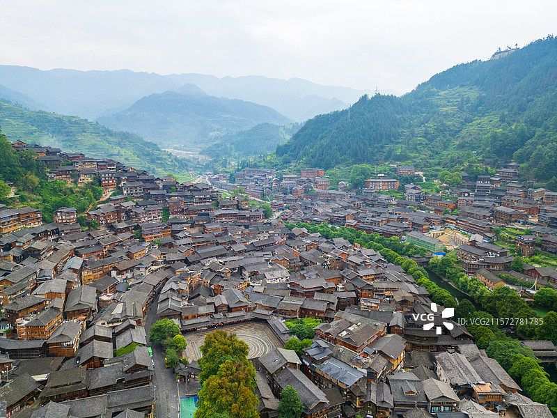 贵州黔东南雷山县西江千户苗寨清晨风光航拍 芦笙广场图片素材