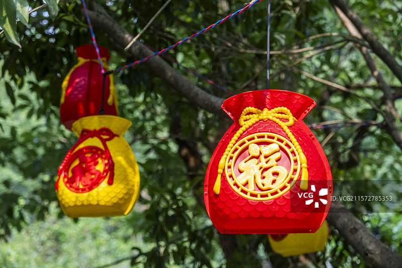 绿树上挂着的福袋图片素材