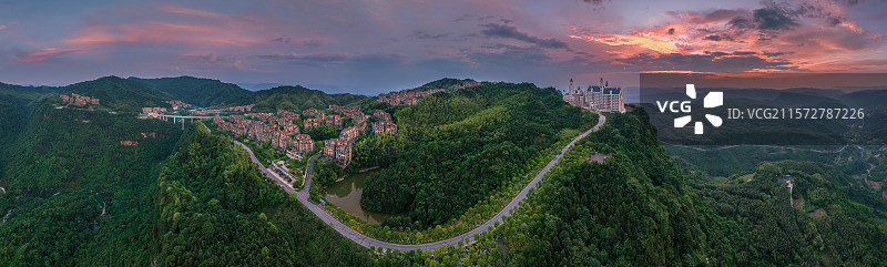 暮色为天鹅堡森林公园康养小区披上琥珀色的薄纱，屋顶与天际的火烧云虚实交响，编织出人与自然交融的诗篇。图片素材