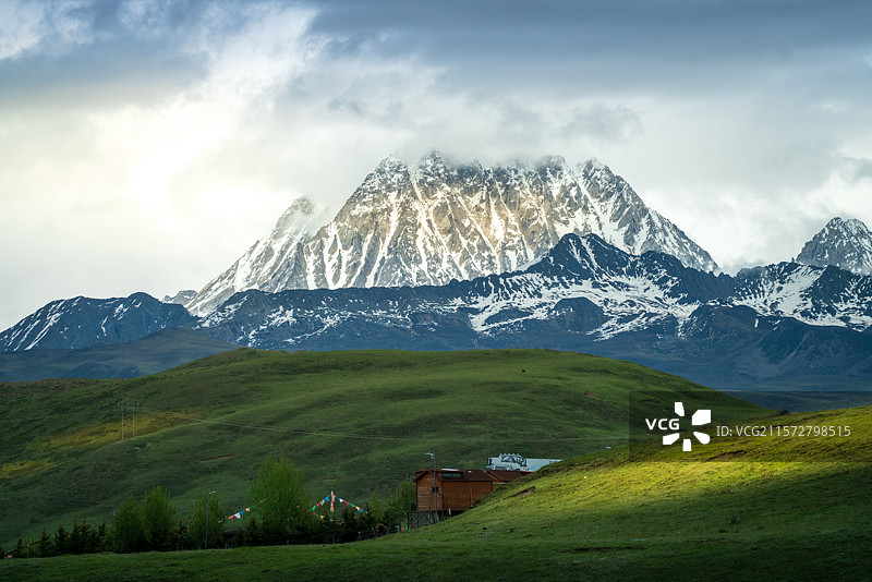 阴天远眺雅拉雪山图片素材